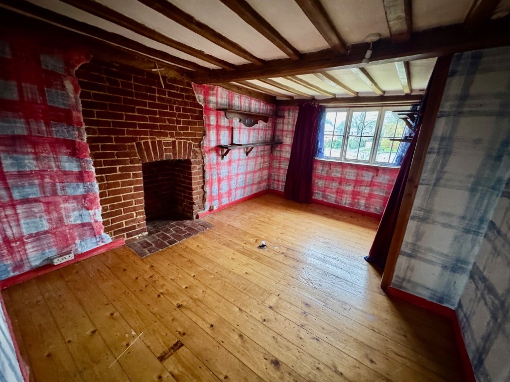 Lot: 31 - DETACHED PERIOD COTTAGE AND ORCHARD LAND - Bedroom 2